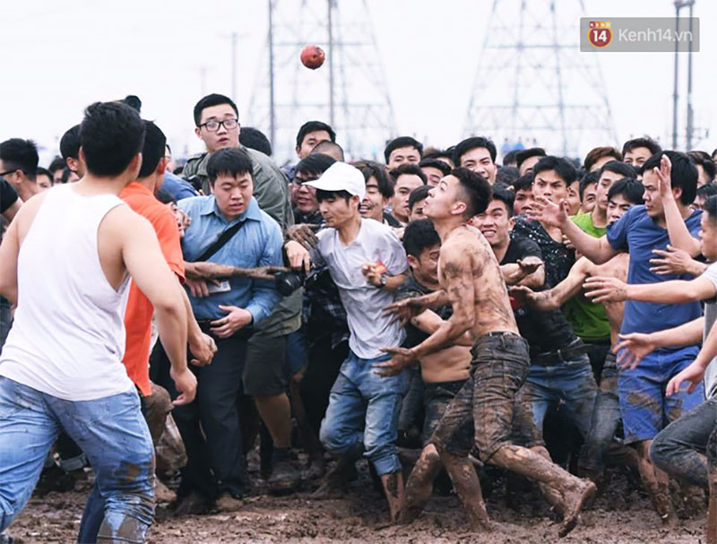 Hàng trăm thanh niên trai tráng lao vào giằng xé, giẫm đạp lên nhau để Cướp phết Hiền Quan lấy may